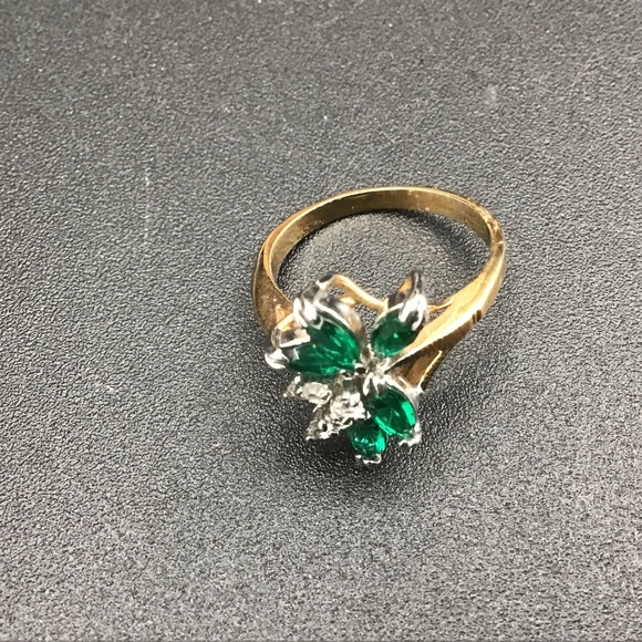Goldtone/Silvertone Ring with Clawset White and Green Rhinestones size 7. - Picture 1 of 5